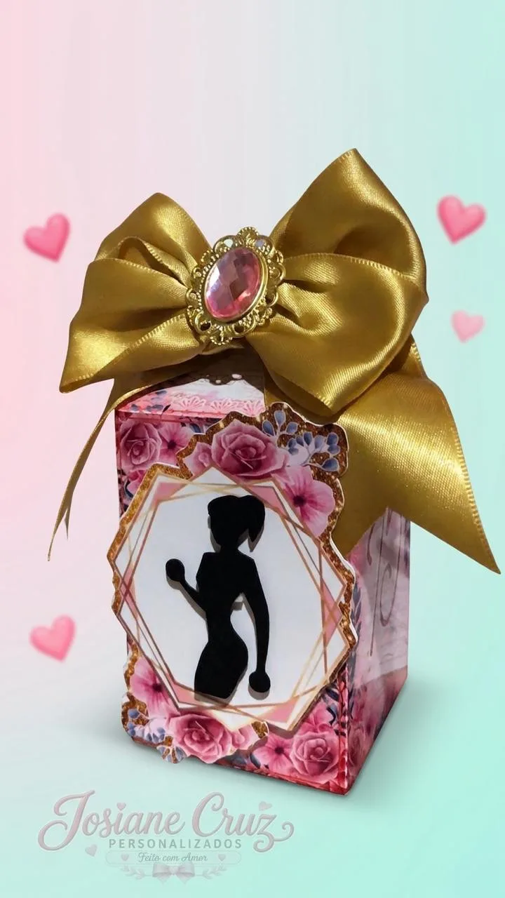 Caixa milk com decoração rosa e dourada, laço dourado e personagem na frente.