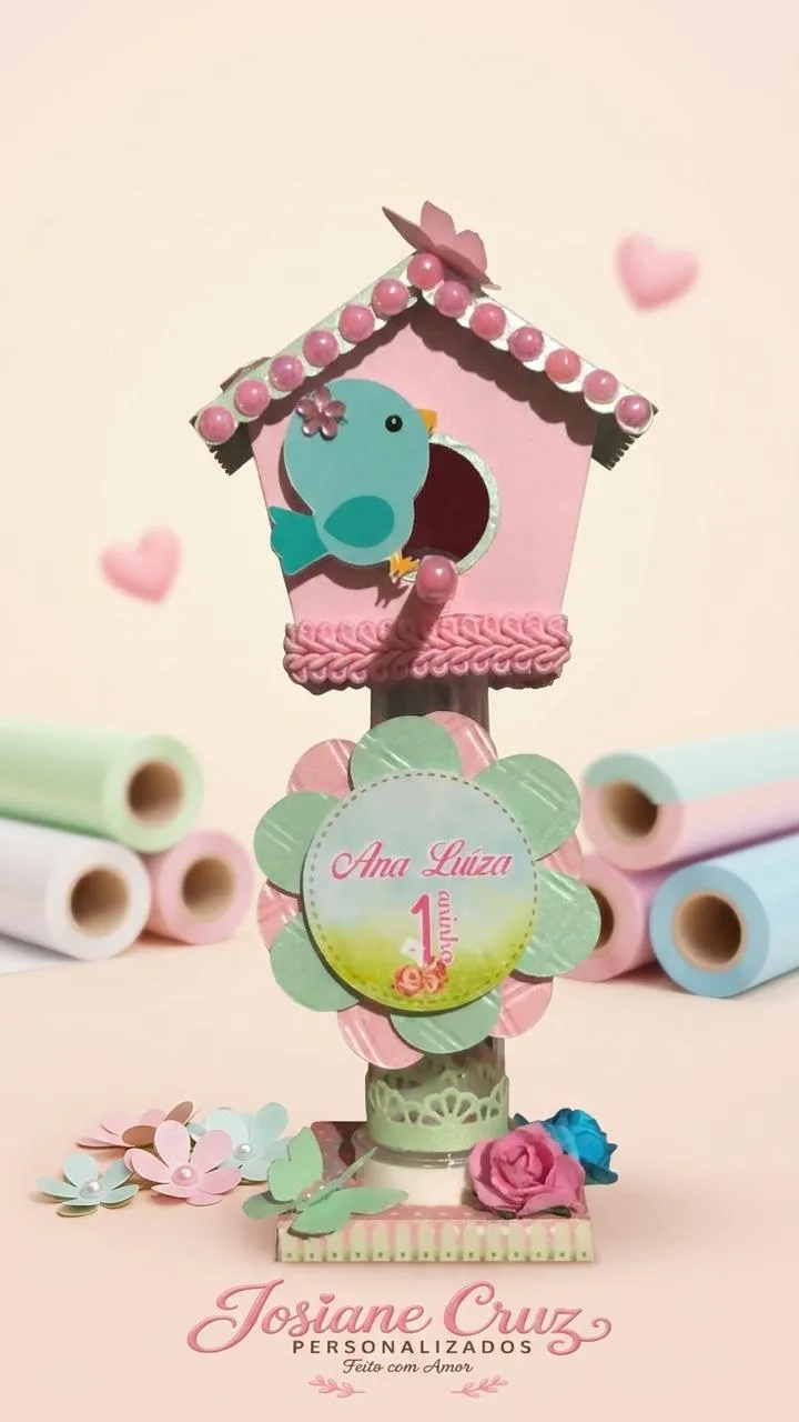 Tubete decorado com casinha de passarinho, flores rosa e nome personalizado.